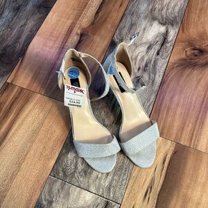 Jones New York size 71/2 never worn sparkly silver